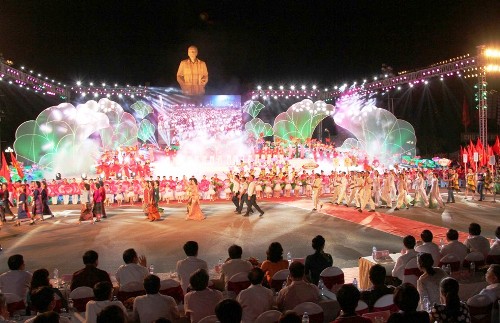 ປະທານສະພາແຫ່ງຊາດຫງວຽນຊິງຮຸ່ງເຂົ້າຮ່ວມພິທີໄຂງານບຸນບ້ານແຊນ 2015